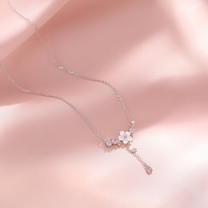Collier délicat avec un motif de fleur