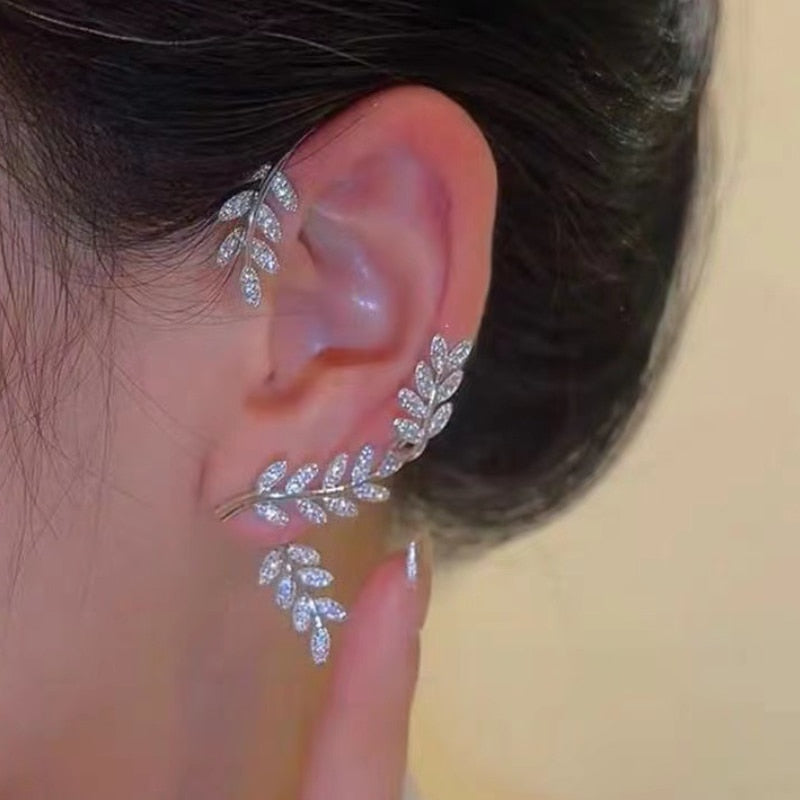 Boucle d'oreille avec un motif végétal