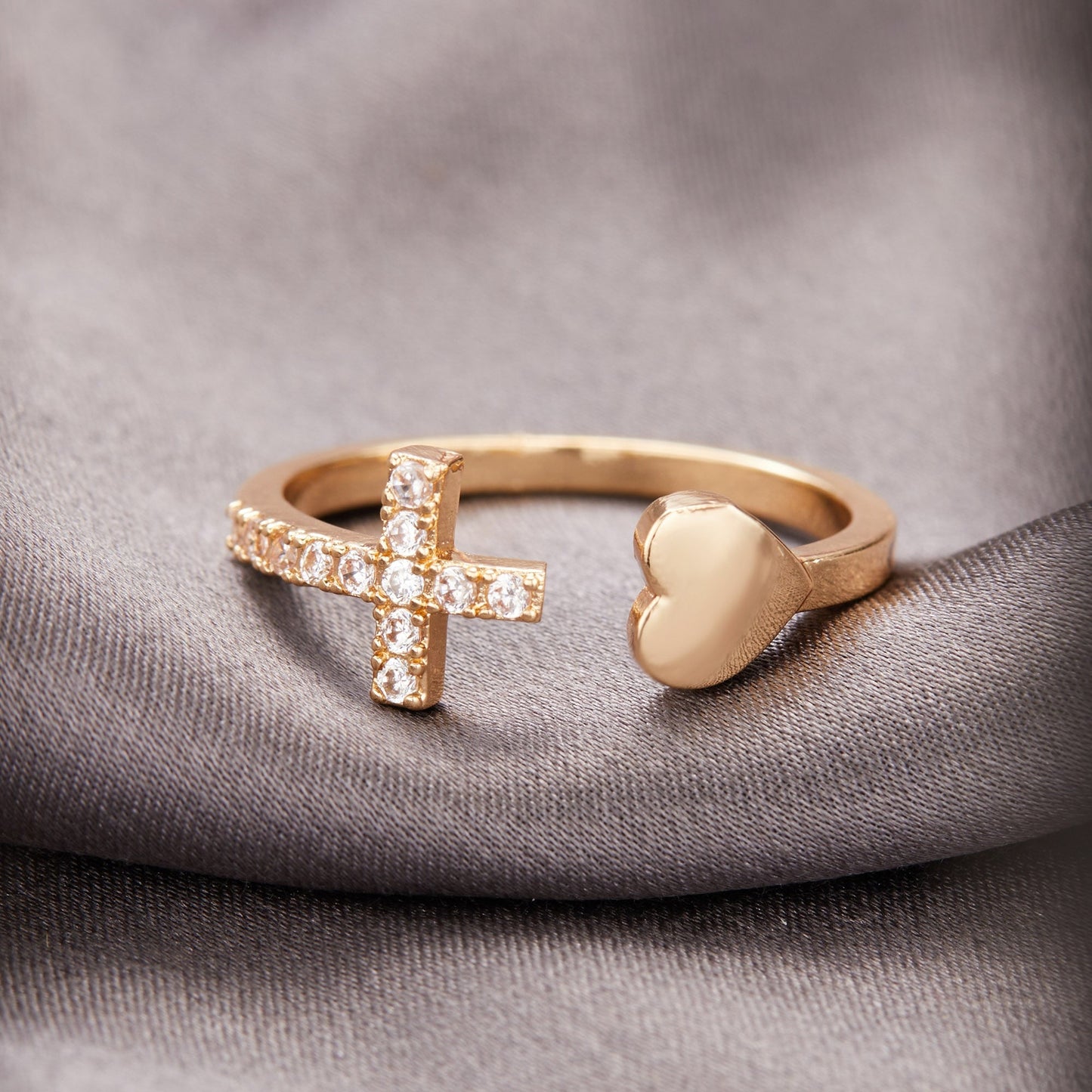 Bague avec une croix