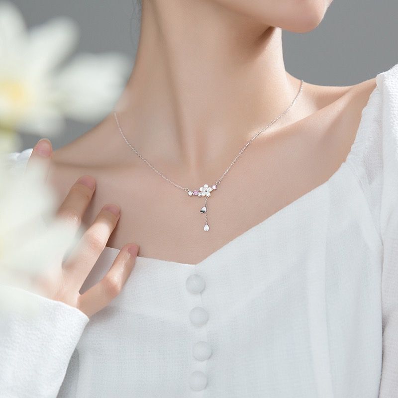 Collier délicat avec un motif de fleur