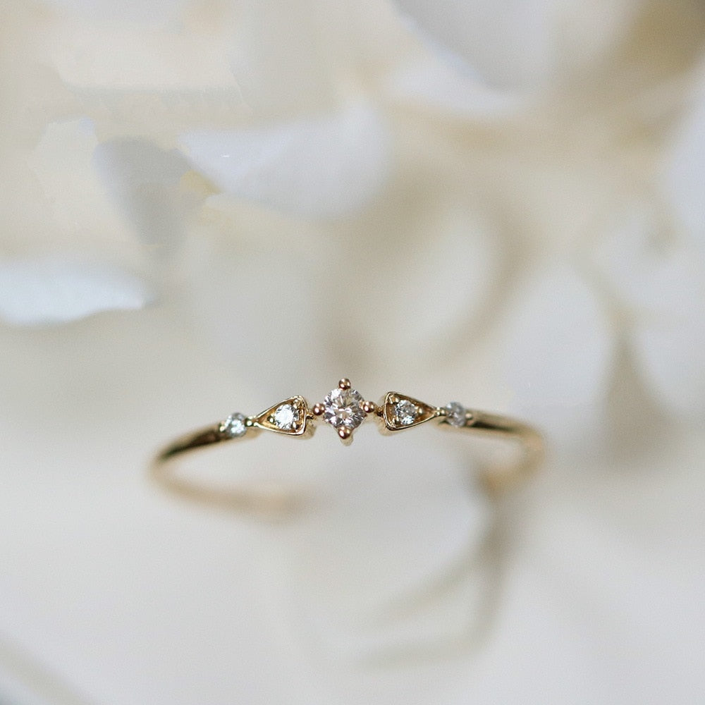 Bague minimaliste avec zircons