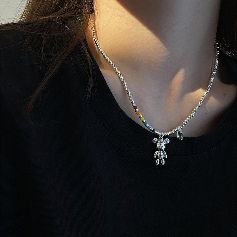 Collier avec un motif d'ours en peluche