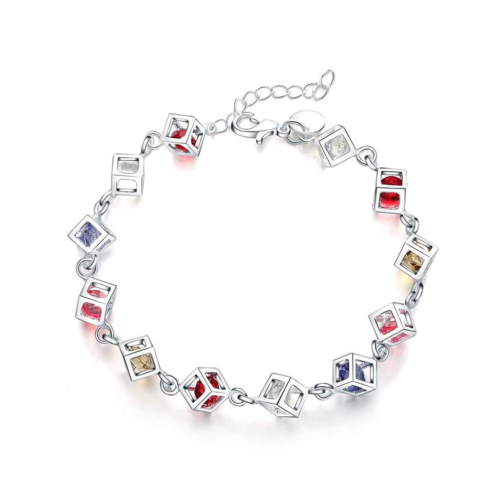 Bracelet argenté avec un motif géométrique