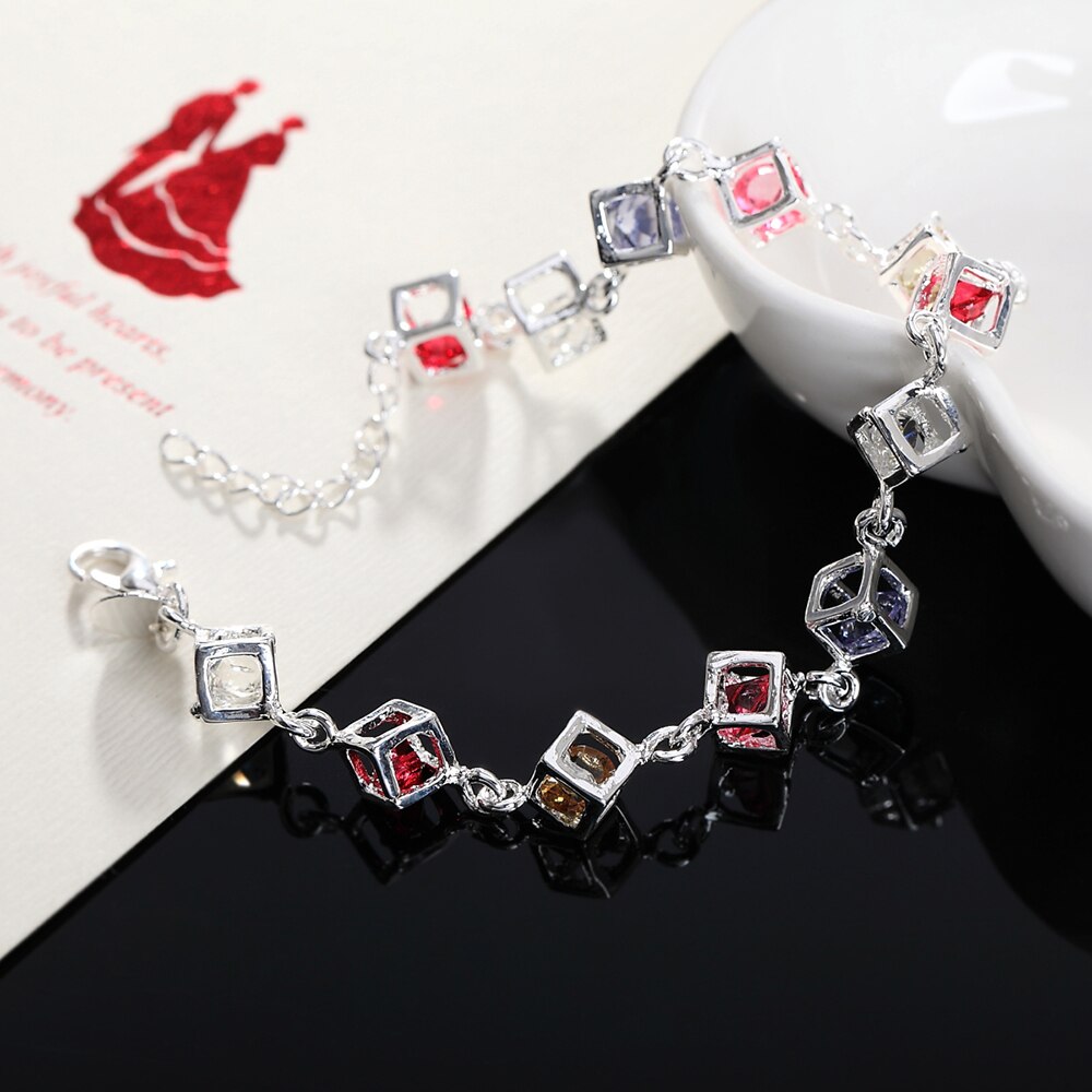 Bracelet argenté avec un motif géométrique
