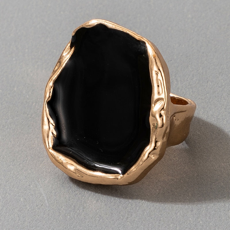 Bague avec une grosse pierre