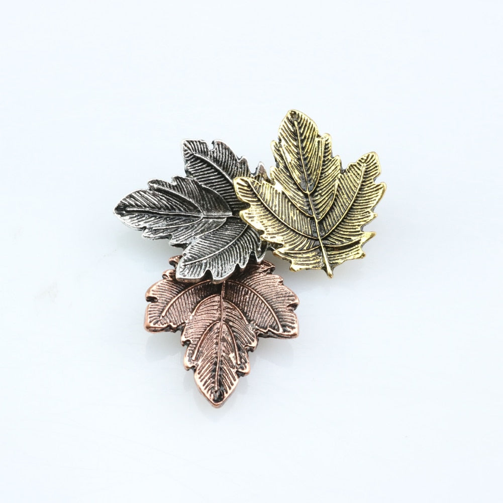 Epingle avec un motif de feuille