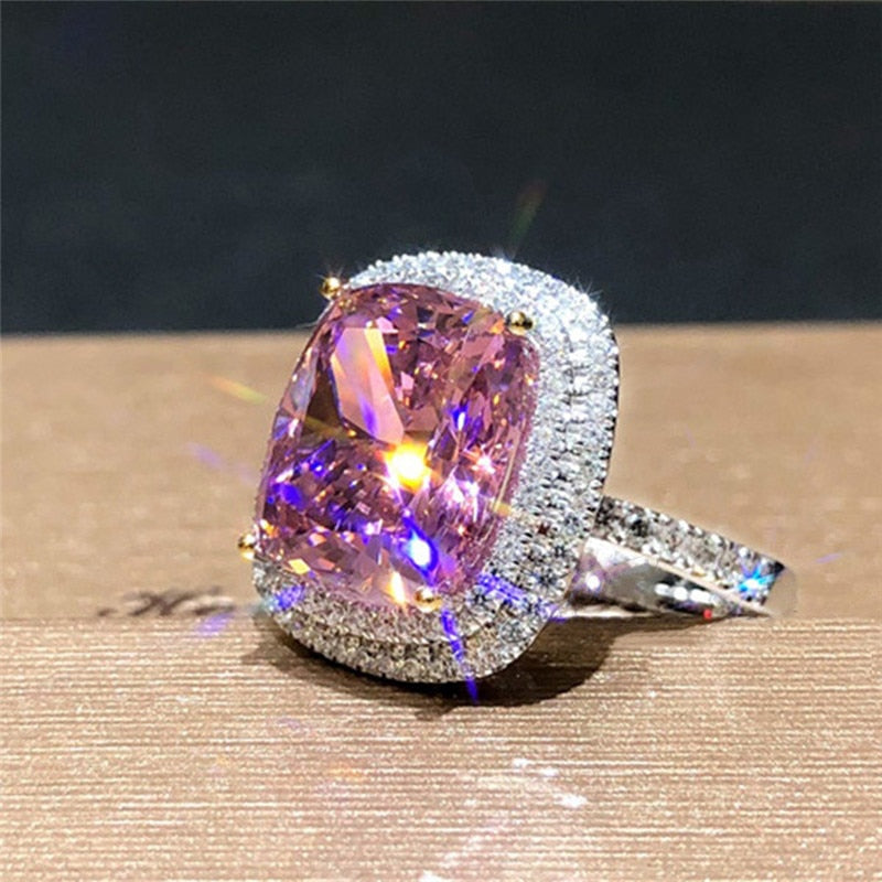 Bague avec des zircons et une pierre