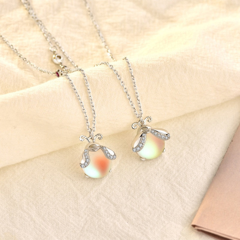 Collier avec un pendentif - luciole