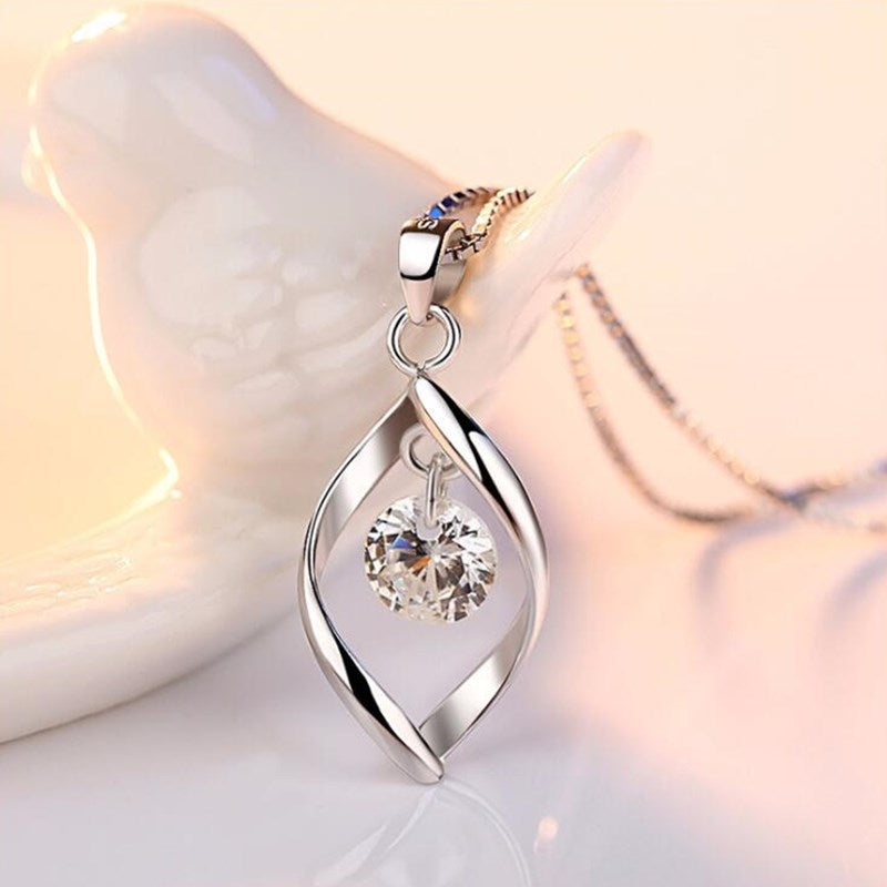 Collier avec un pendentif en spirale