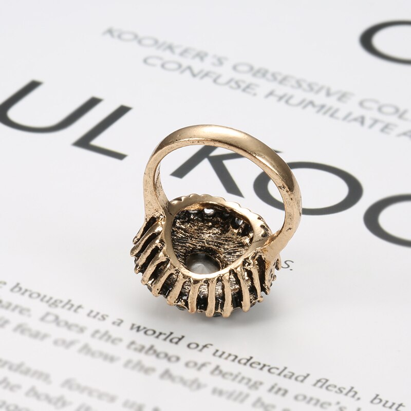 Bague avec une pierre noire