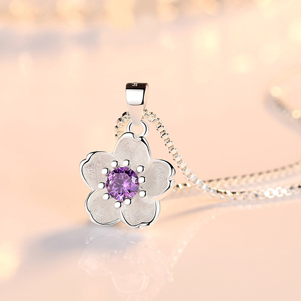 Collier en argent avec un pendentif en fleur