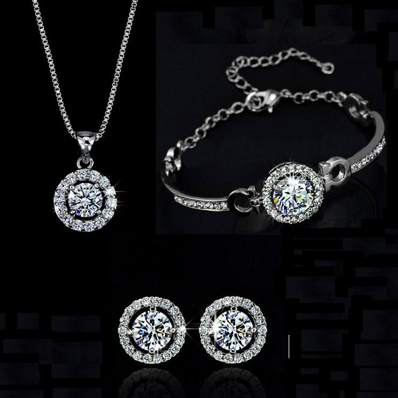 Un ensemble de bijoux avec des zircones cubiques rondes