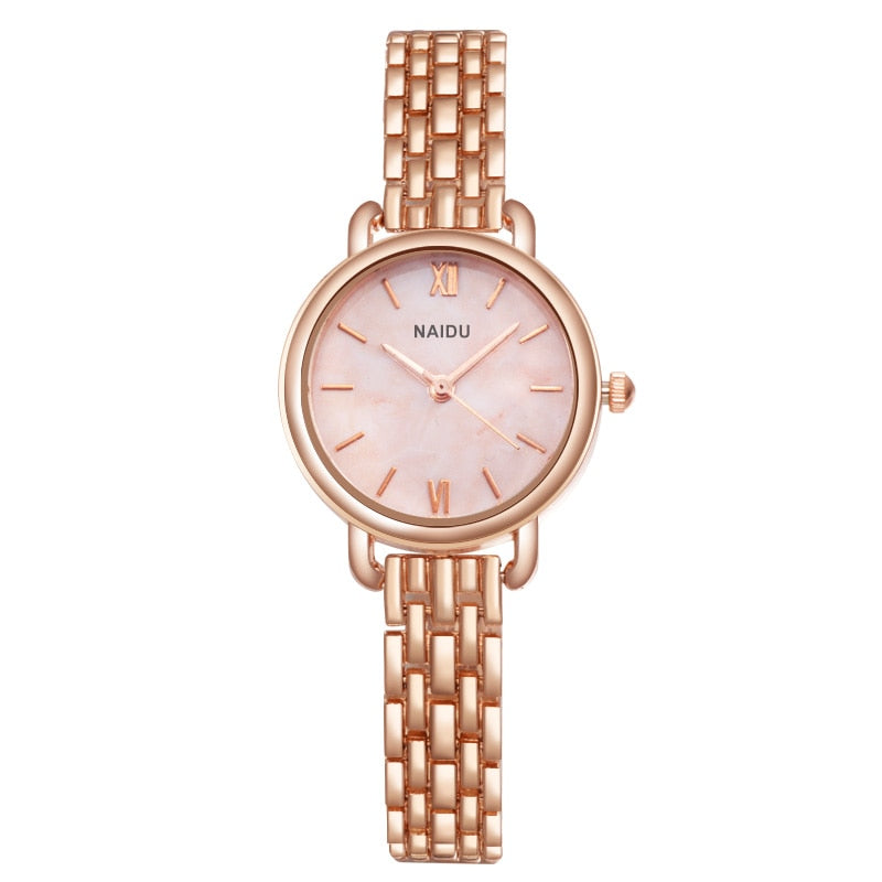 Montre élégante pour dames sur un bracelet avec motif en pierre.