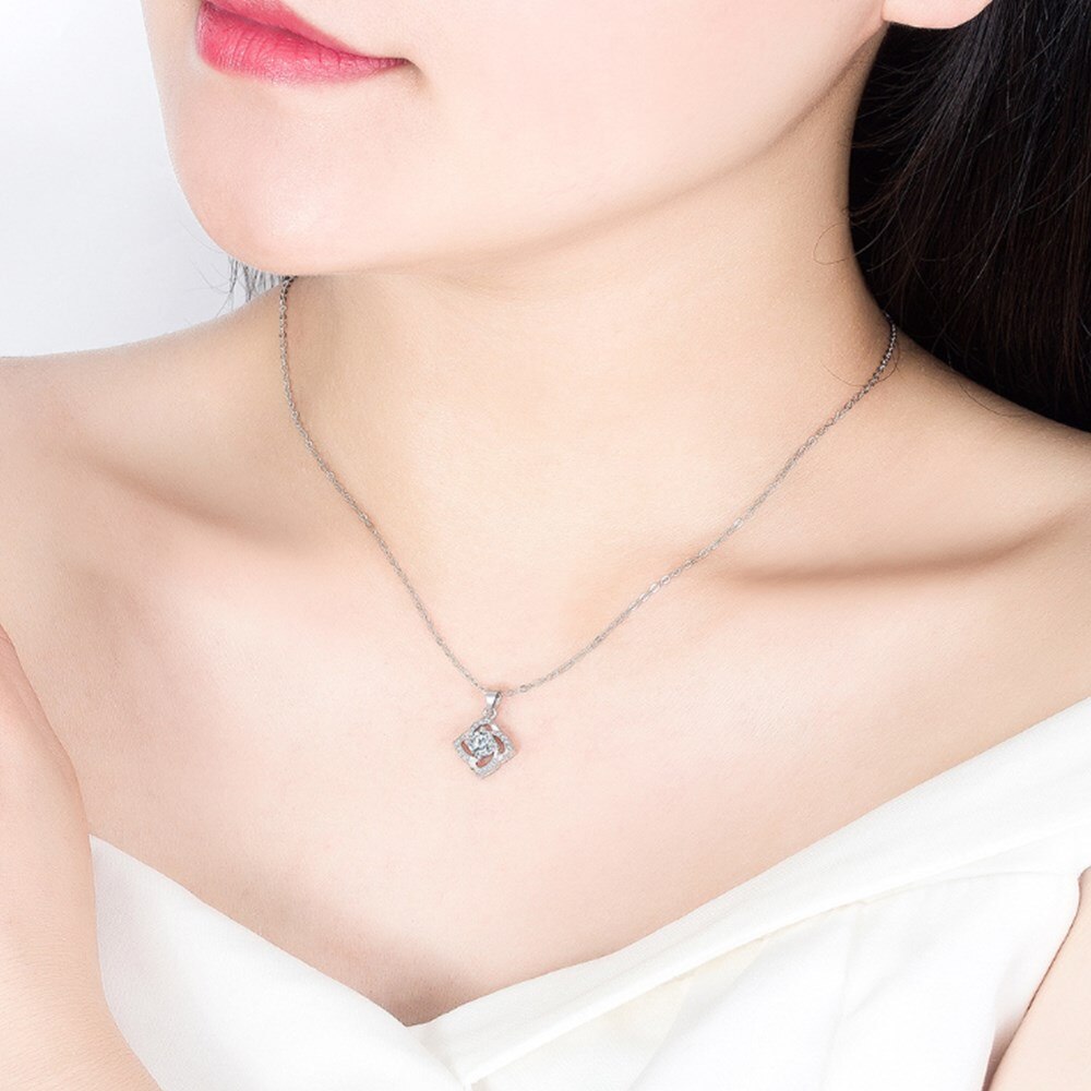 Collier avec motif de fleur