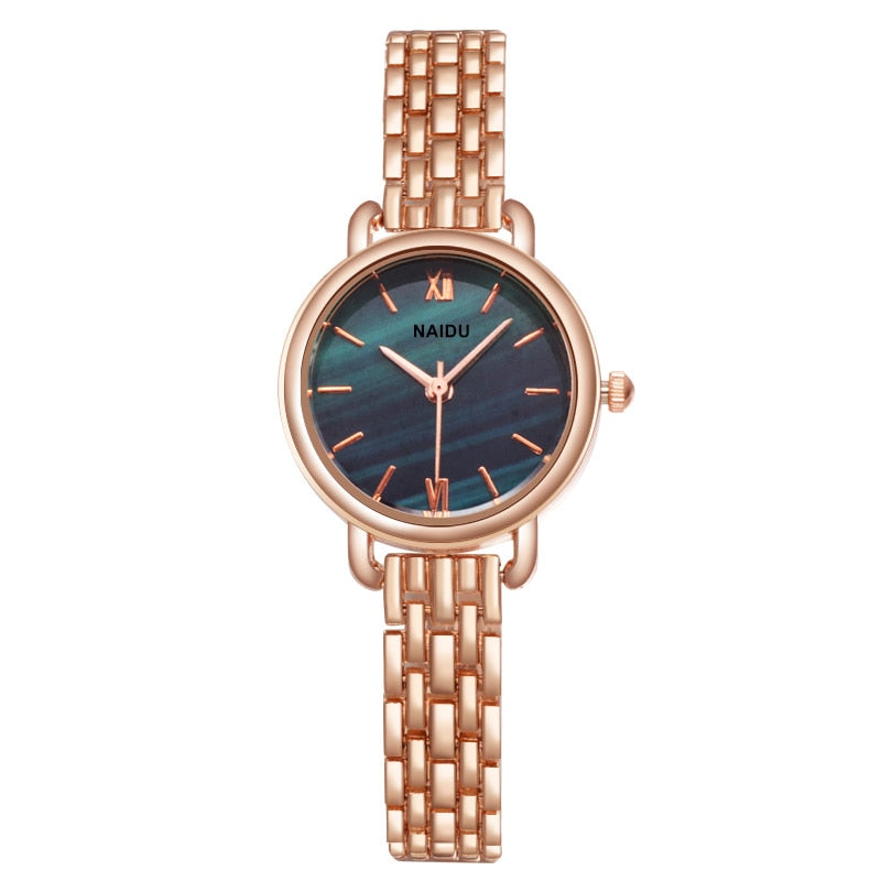 Montre élégante pour dames sur un bracelet avec motif en pierre.