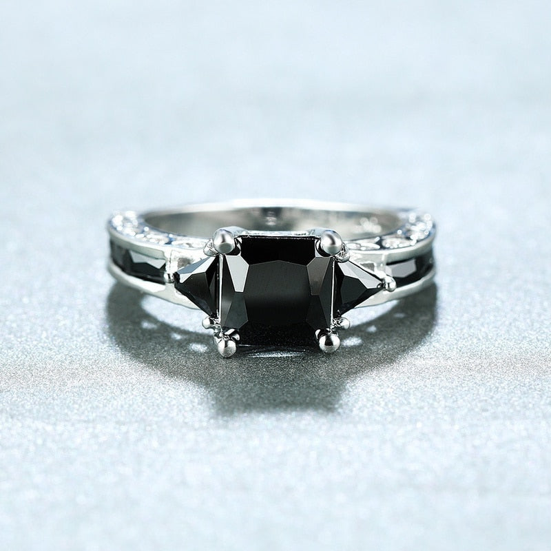 Bague avec zircons noirs