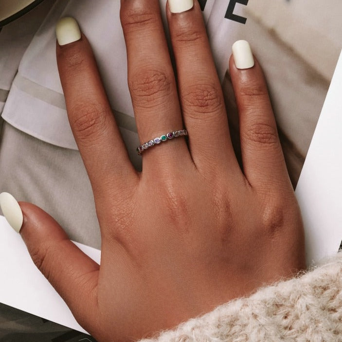 Bague avec des zircons colorés