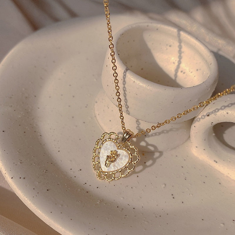 Collier avec un pendentif en forme de cœur
