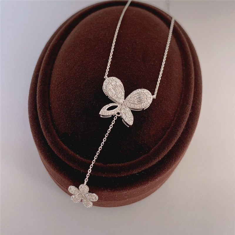 Collier avec un pendentif à motif floral