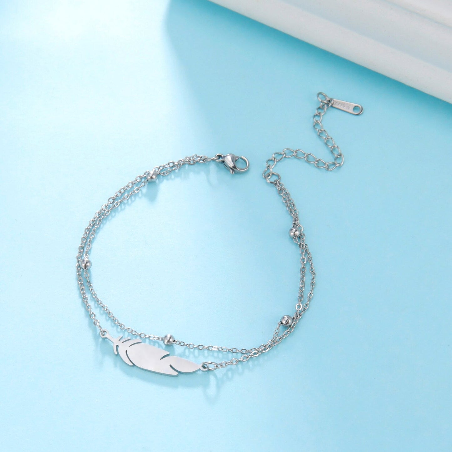 Bracelet de cheville avec une plume