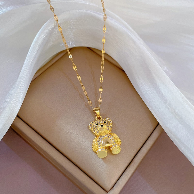 Collier avec un pendentif à motif d'ours en peluche