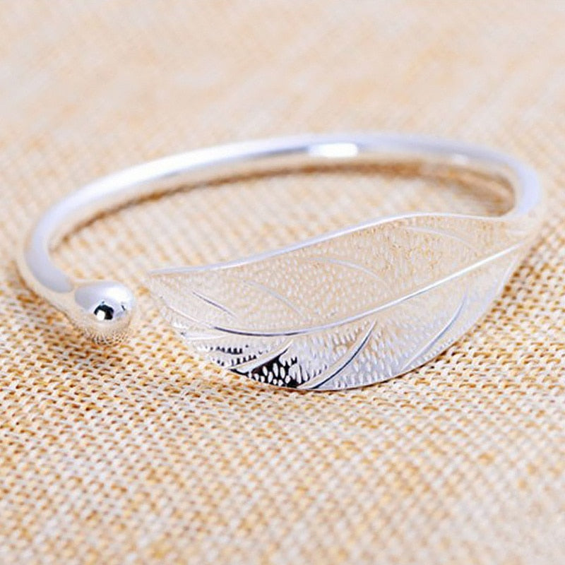 Bracelet en forme de feuille ouverte