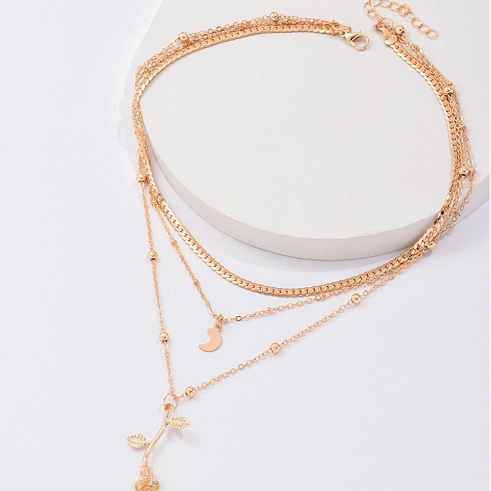 Collier triple avec motif de rose