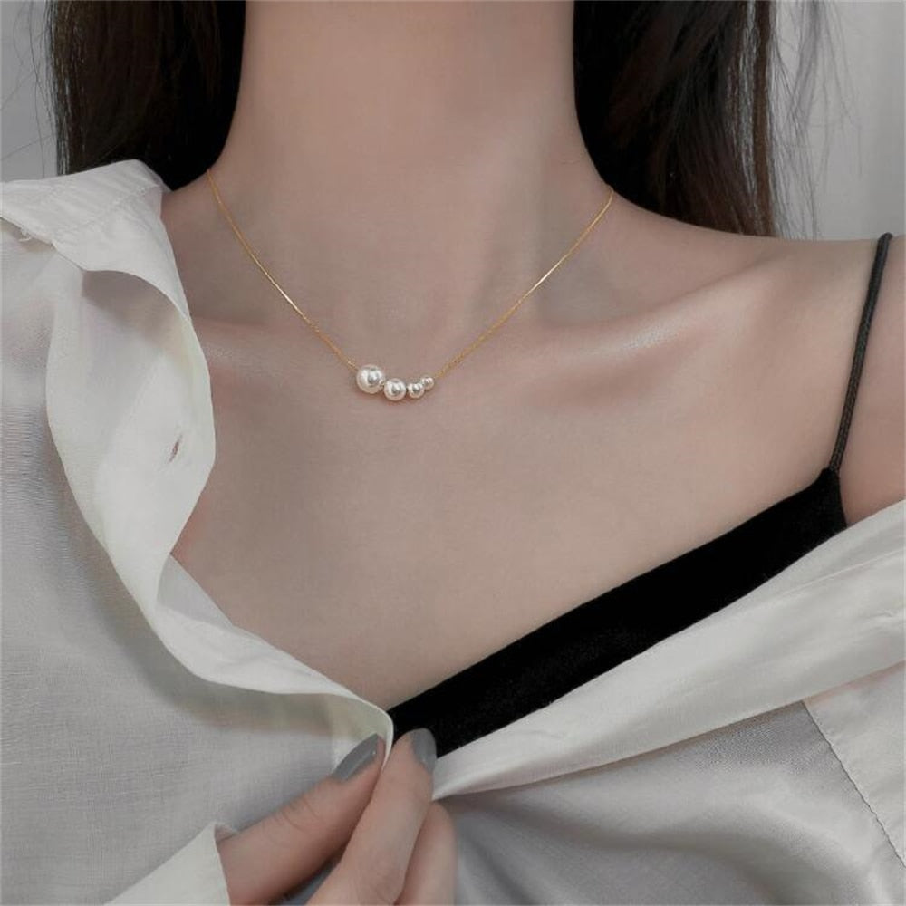 Collier avec des perles asymétriques