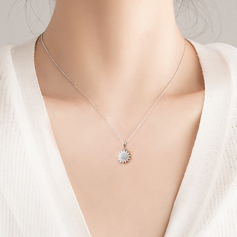 Collier avec un pendentif en forme de soleil