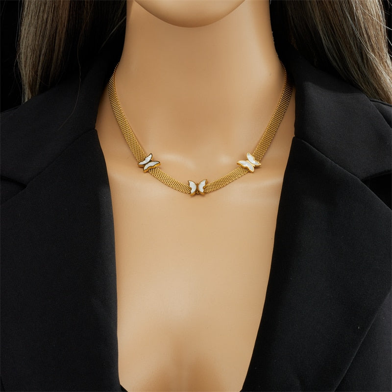 Un ensemble de bijoux avec un motif de papillon