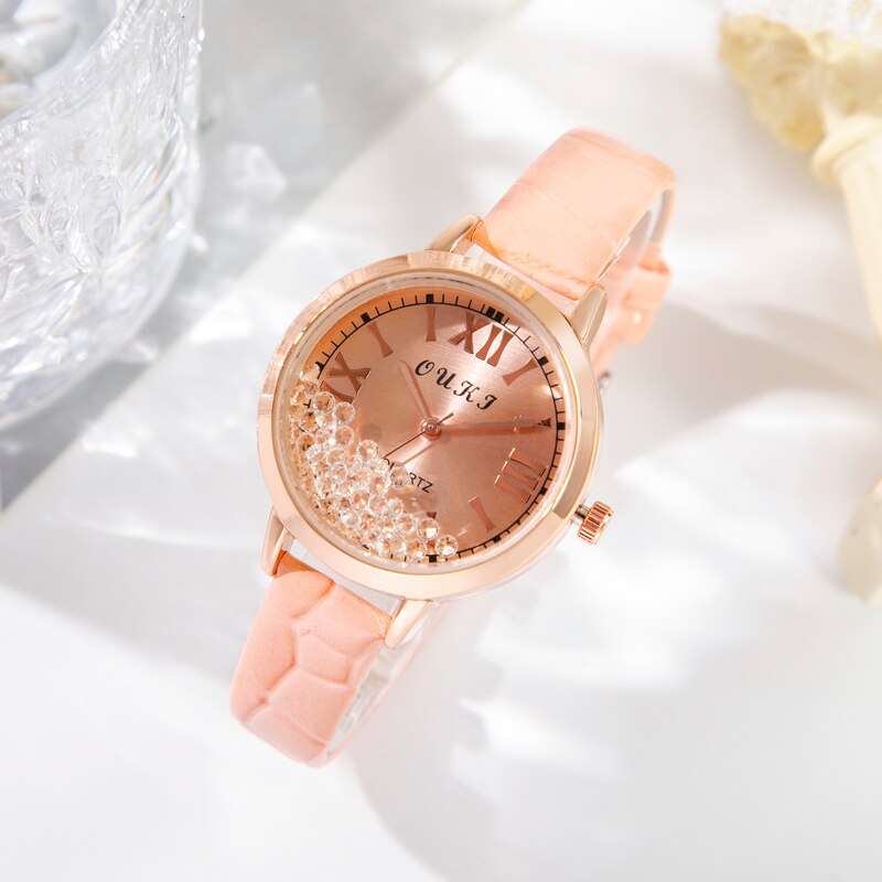 Montre pour femmes avec des cristaux décoratifs sur le cadran
