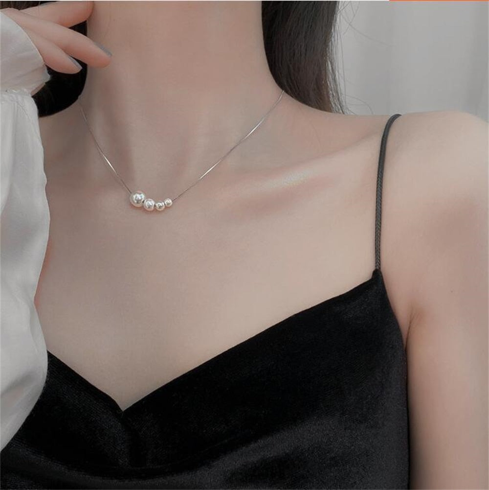Collier avec des perles asymétriques