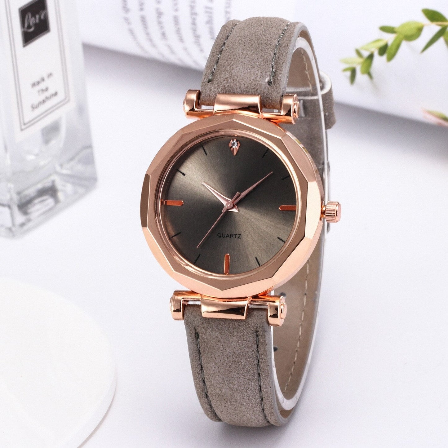 Montre classique pour dames avec un cadran brillant