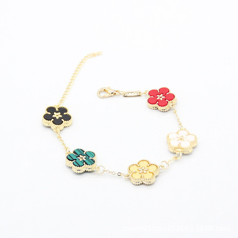 Bracelet avec des fleurs colorées