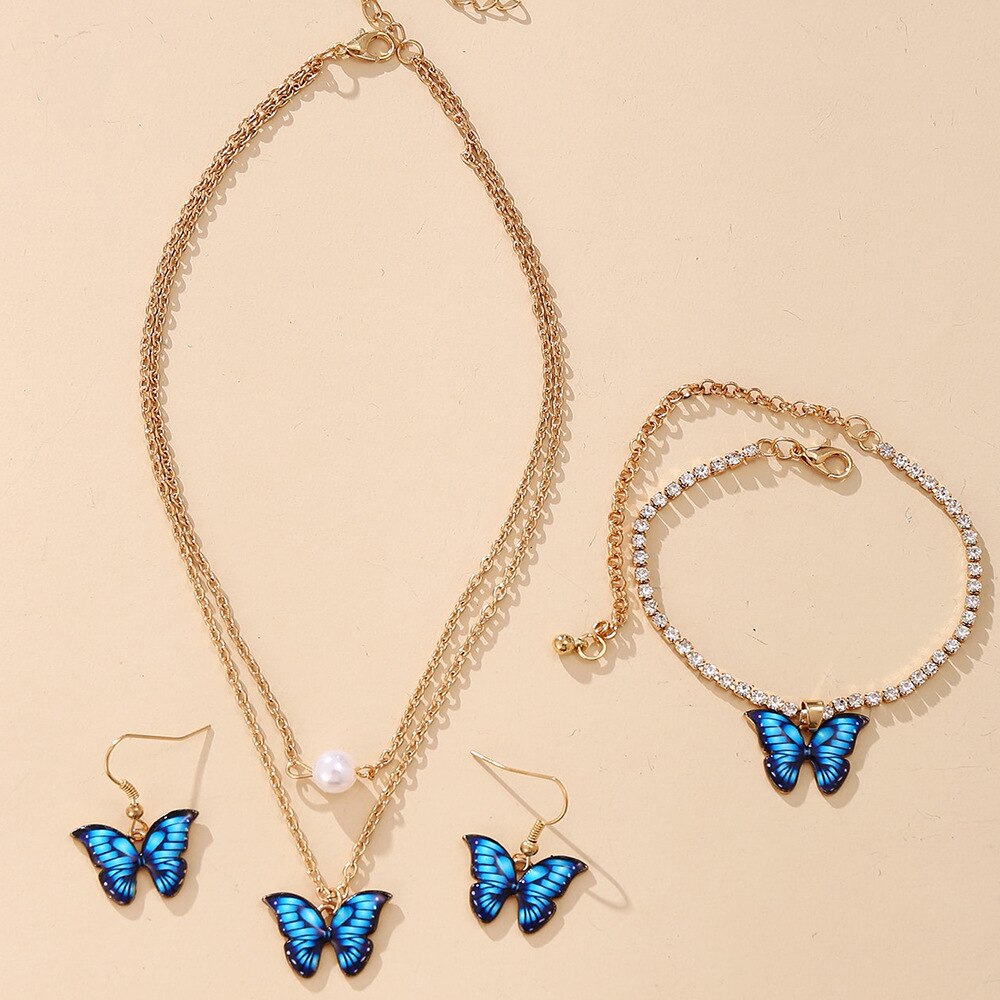 Un ensemble de bijoux avec des papillons