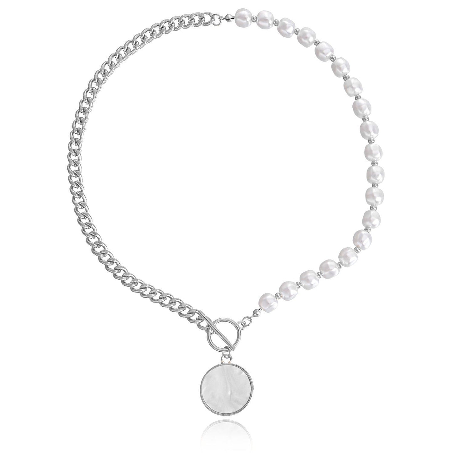 Collier en perles d'imitation avec un pendentif rond