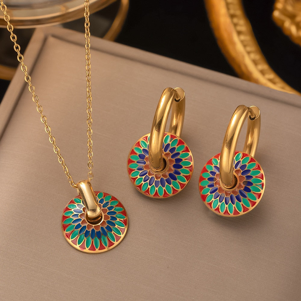 Un ensemble de bijoux colorés