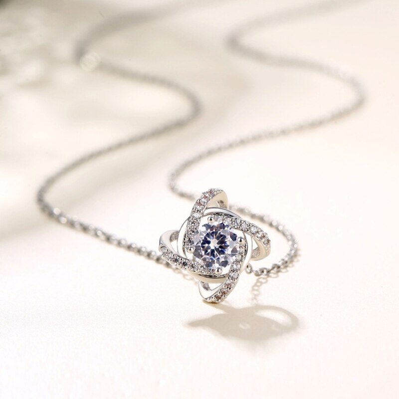 Collier avec un pendentif brillant