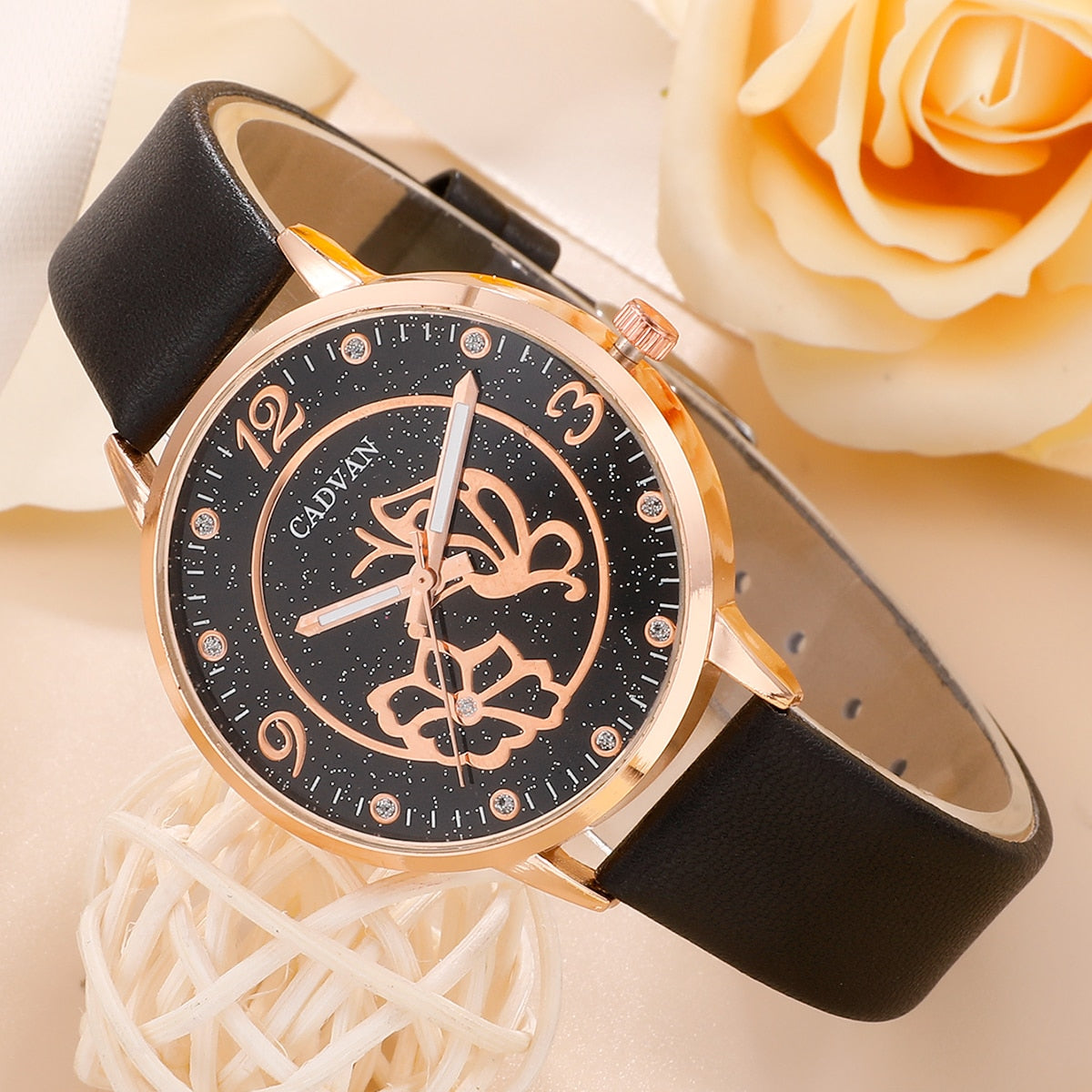 Montre pour femmes avec un motif de papillon