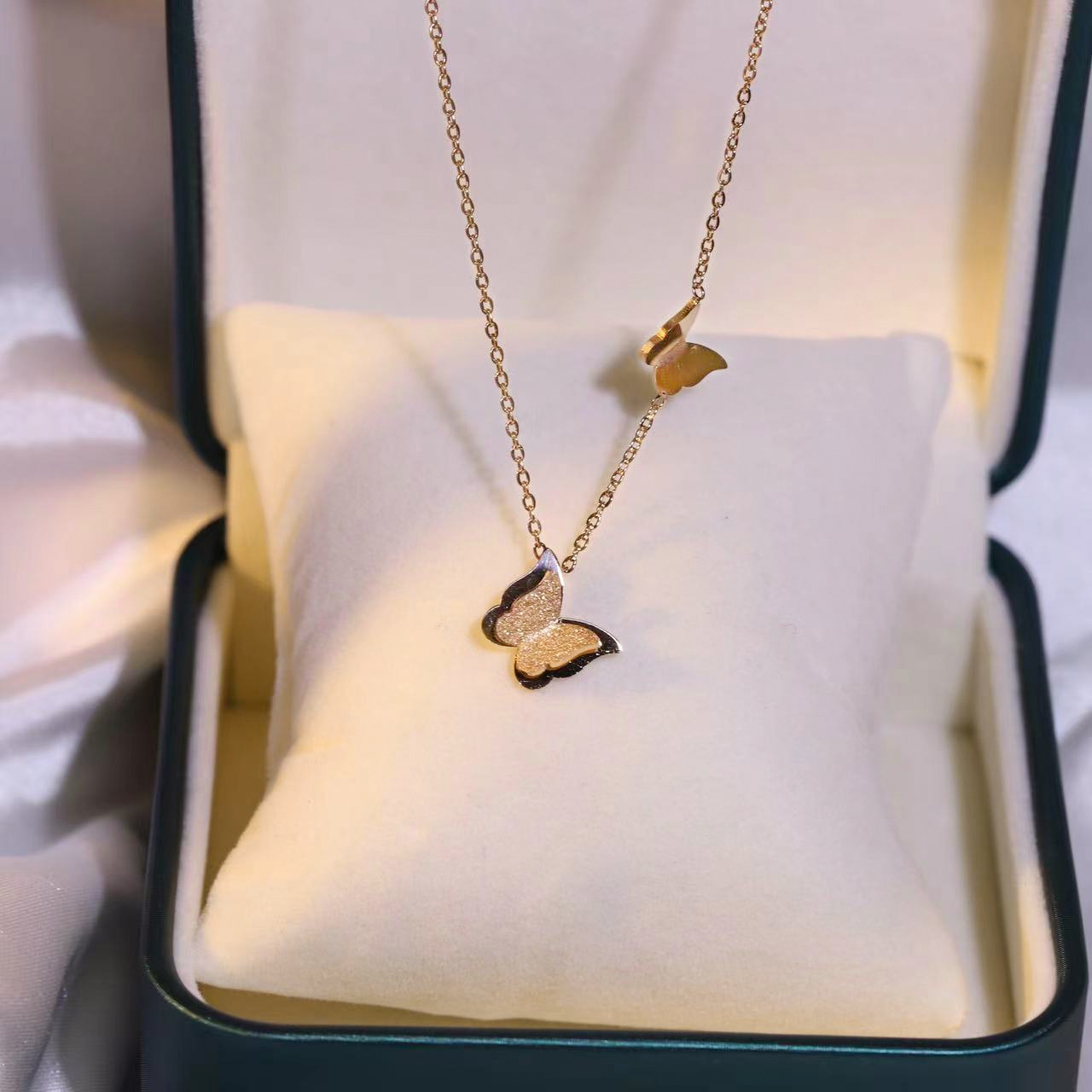 Collier avec un motif papillon