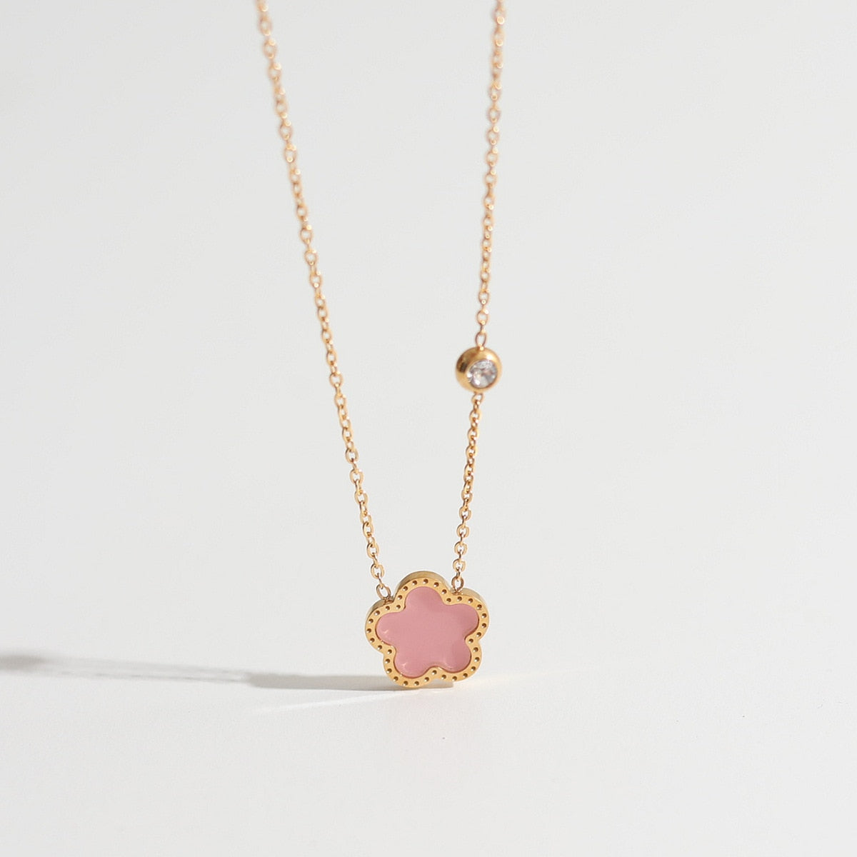 Collier avec fleur colorée et zircon
