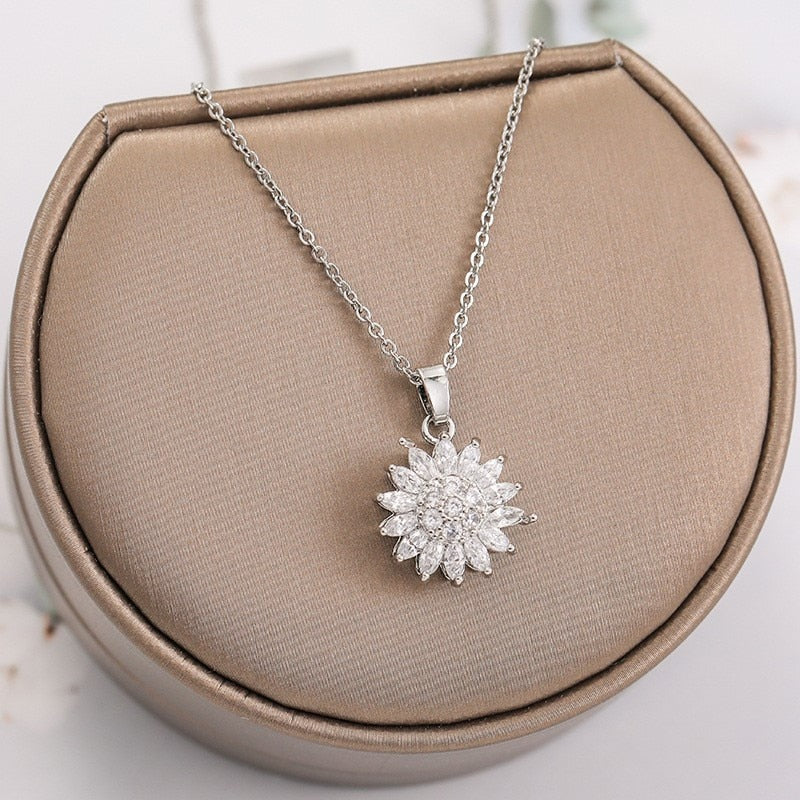 Collier avec un pendentif en forme de soleil