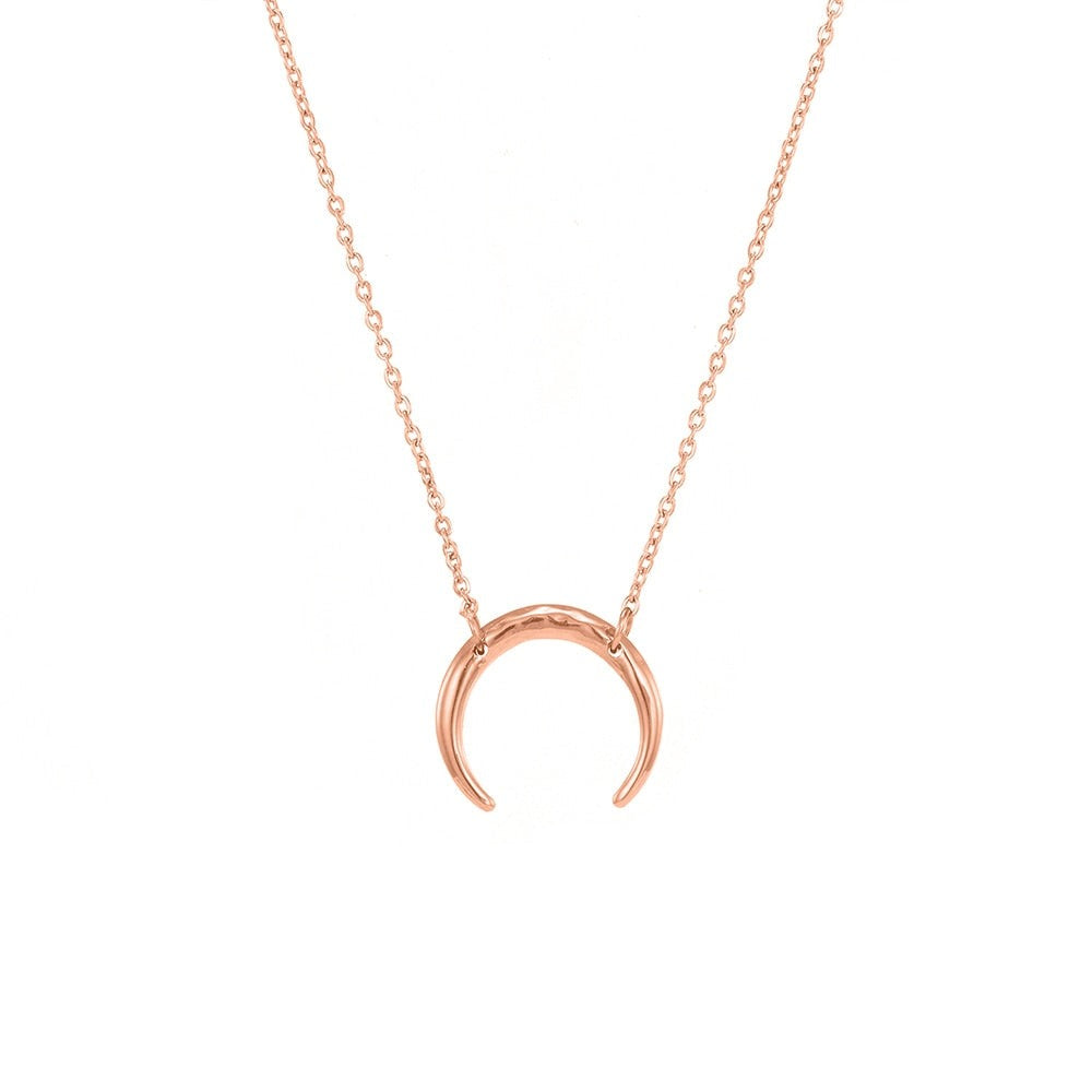 Collier avec un pendentif en forme de lune