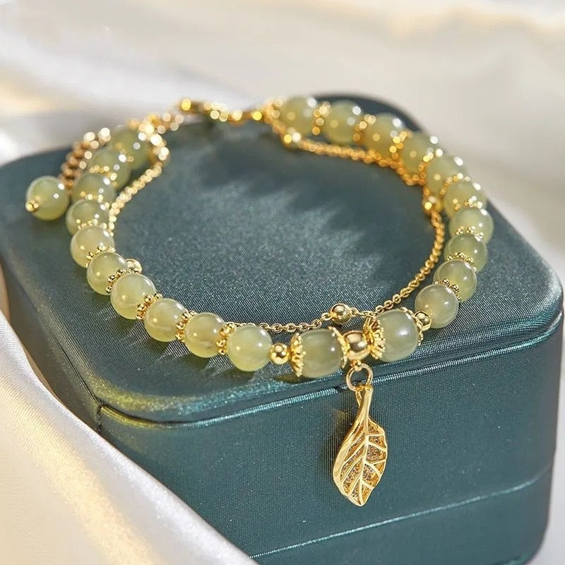 Bracelet en perles avec une feuille