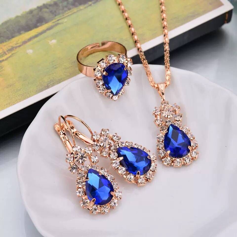 Un ensemble de bijoux avec des zircones cubiques