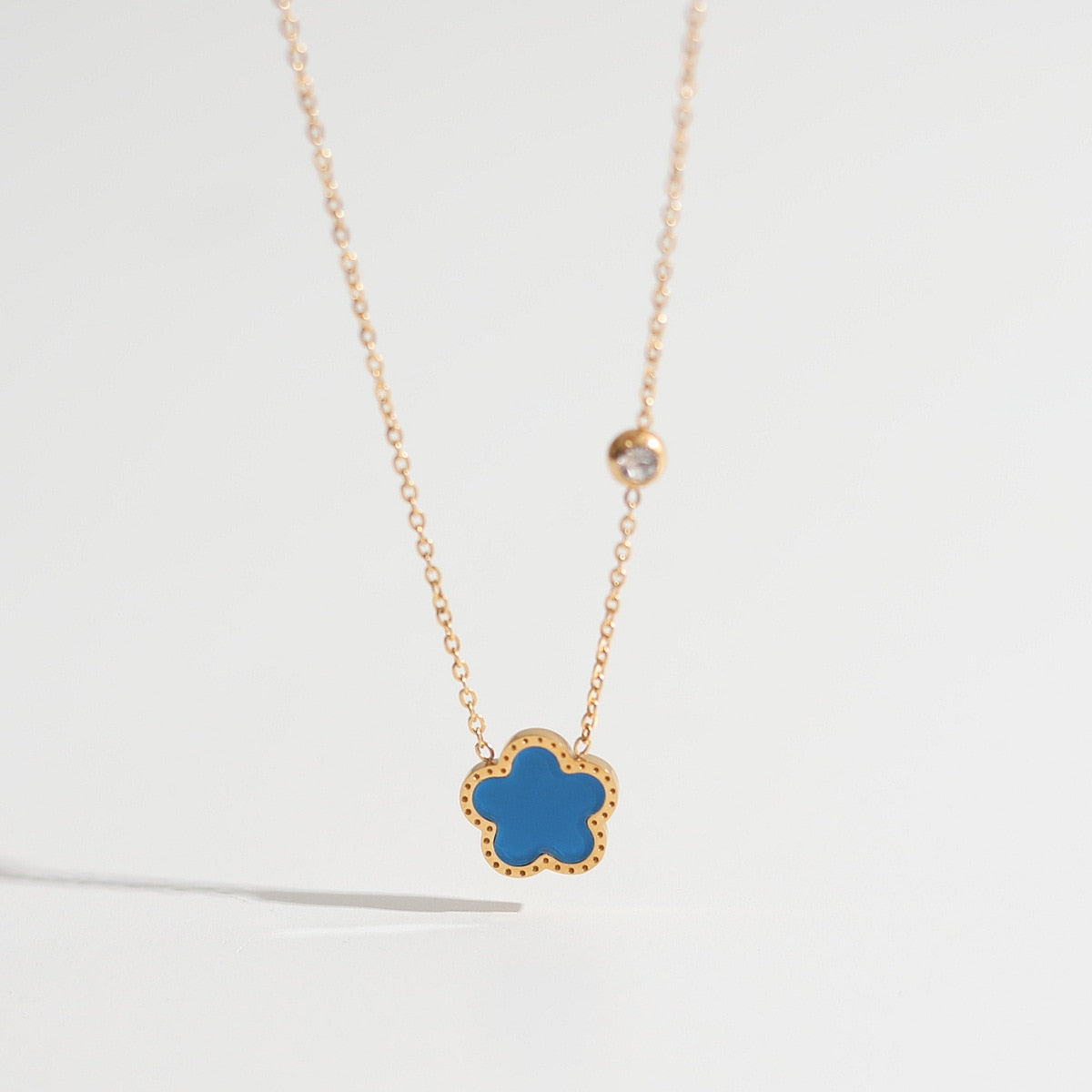 Collier avec fleur colorée et zircon