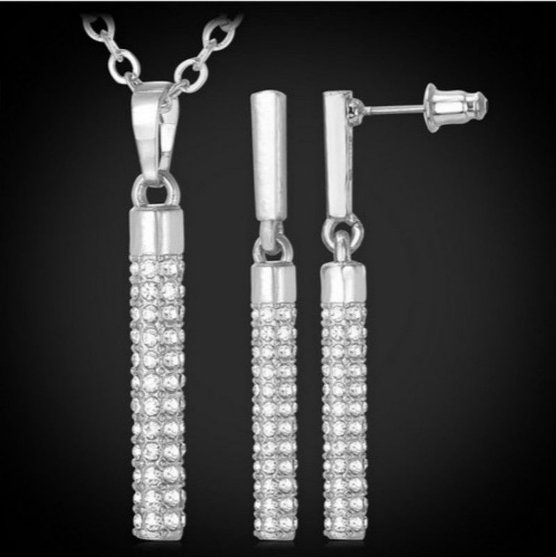 Un ensemble de bijoux avec des zircones cubiques