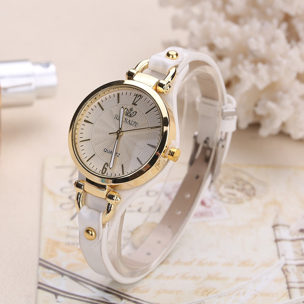 Montre pour dames sur un bracelet fin