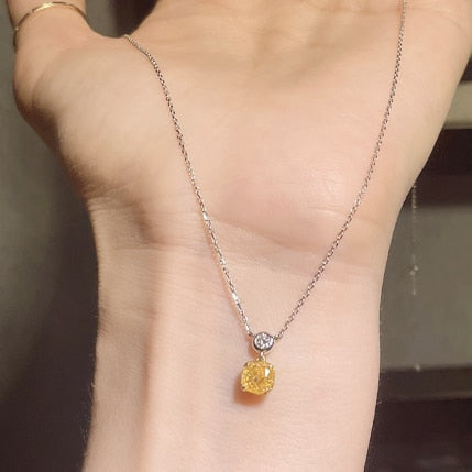 Collier avec un pendentif coloré