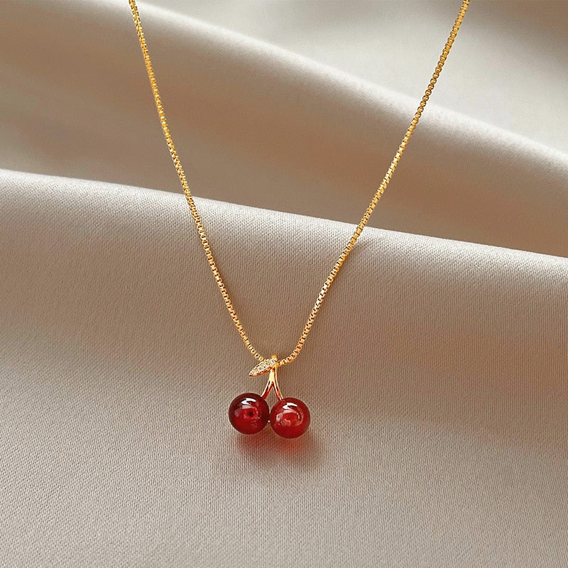 Collier avec un pendentif en forme de cerise